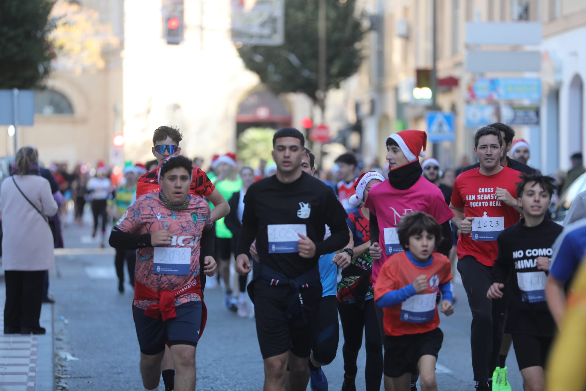 Fotos: El Puerto se entrega a su II San Silvestre