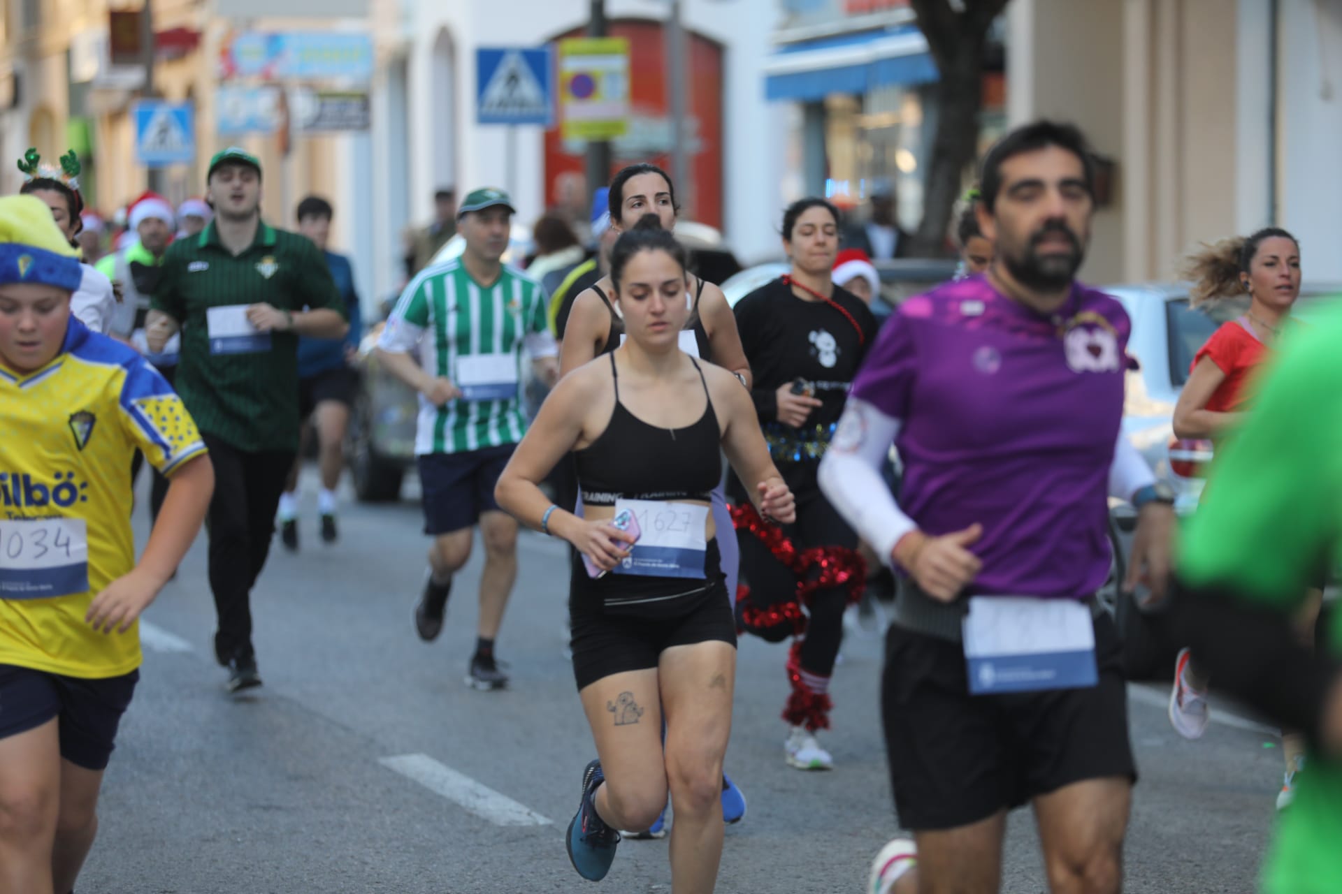 Fotos: El Puerto se entrega a su II San Silvestre