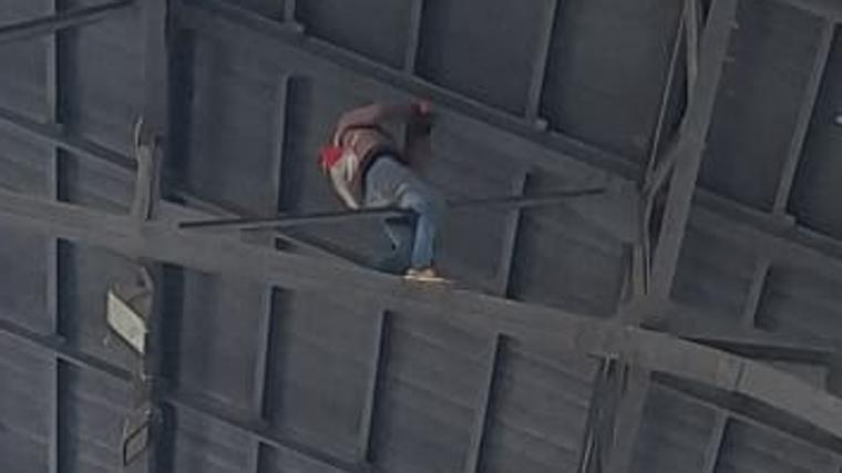 Imagen del hombre encaramado al techo de la estación de Jerez