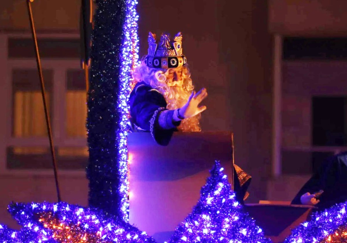 El Rey Melchor saluda a los niños en la cabalgata de Cádiz del año pasado