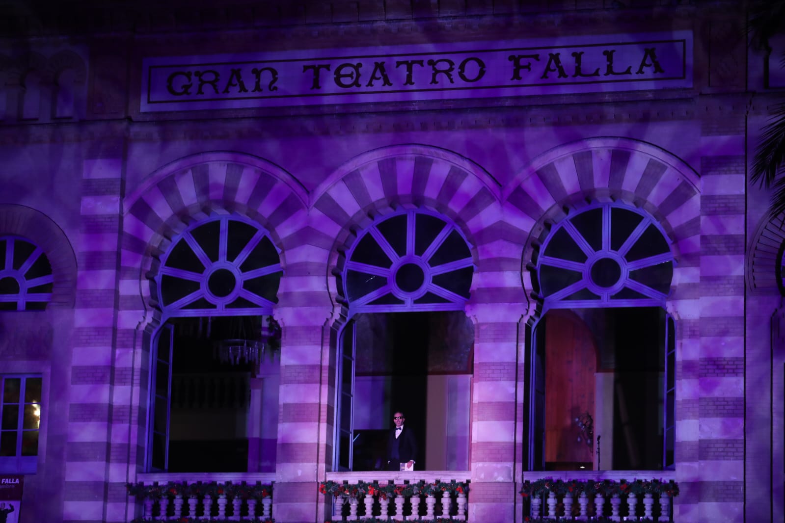 Manolo Morera adelanta la Nochevieja desde el Gran Teatro Falla