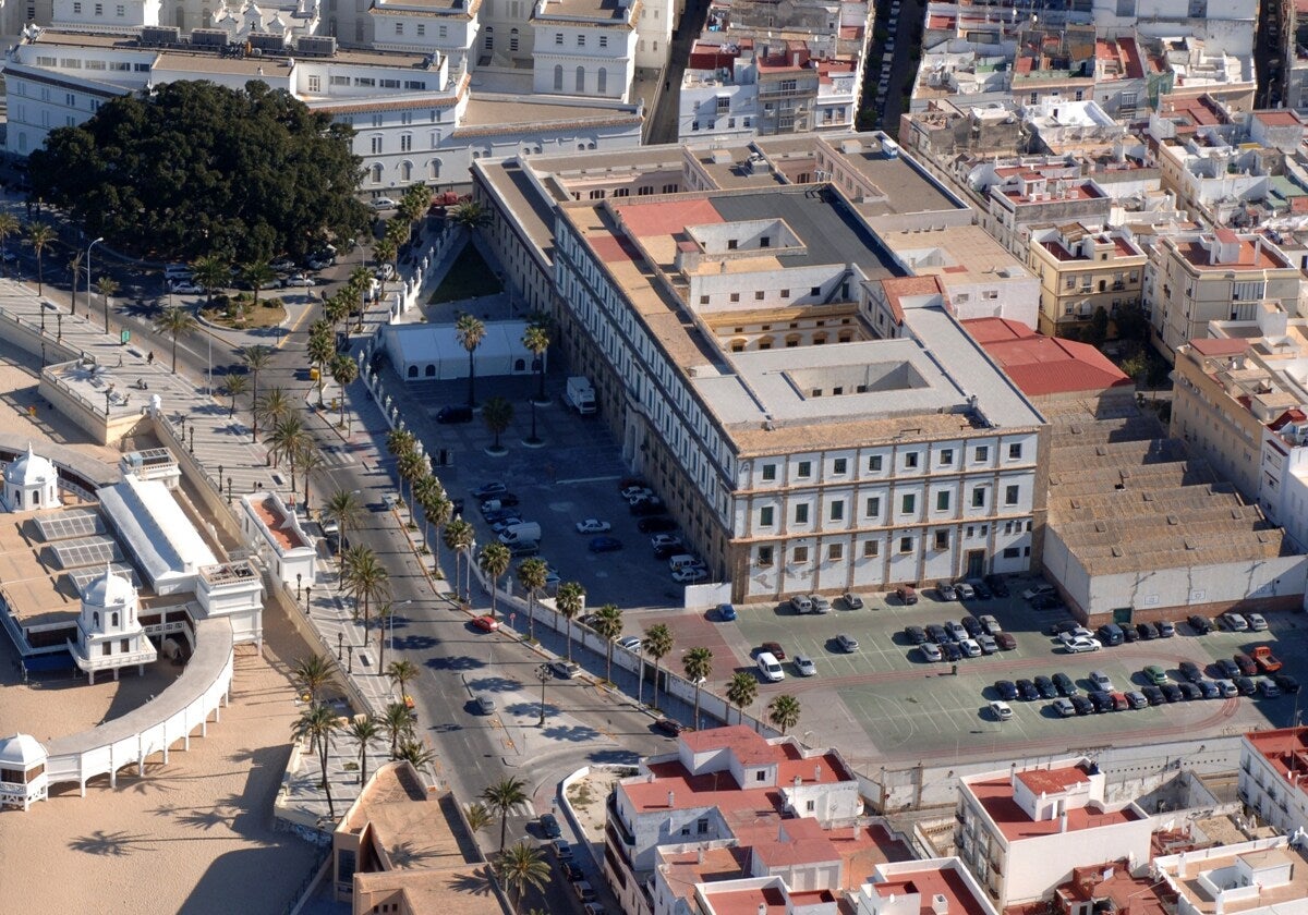 El edificio Valcárcel y las naves anexas que se derribarán para construir una plaza pública.