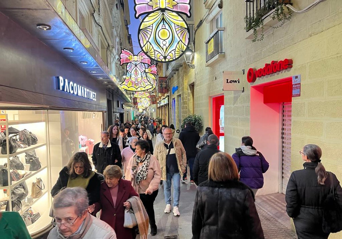 Personas de todas las edades paseando por la calle Columela de Cádiz