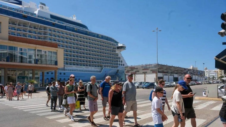 Desembarco de cruceristas en el puerto de Cádiz