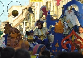 Caramelos, juguetes, gusanitos, peluches y monedas de chocolate... en la Cabalgata de los Reyes Magos de El Puerto 2025