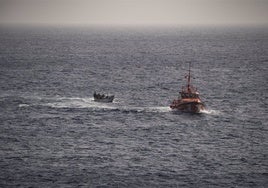 Rescatadas once personas que navegaban en una patera por el estrecho de Gibraltar