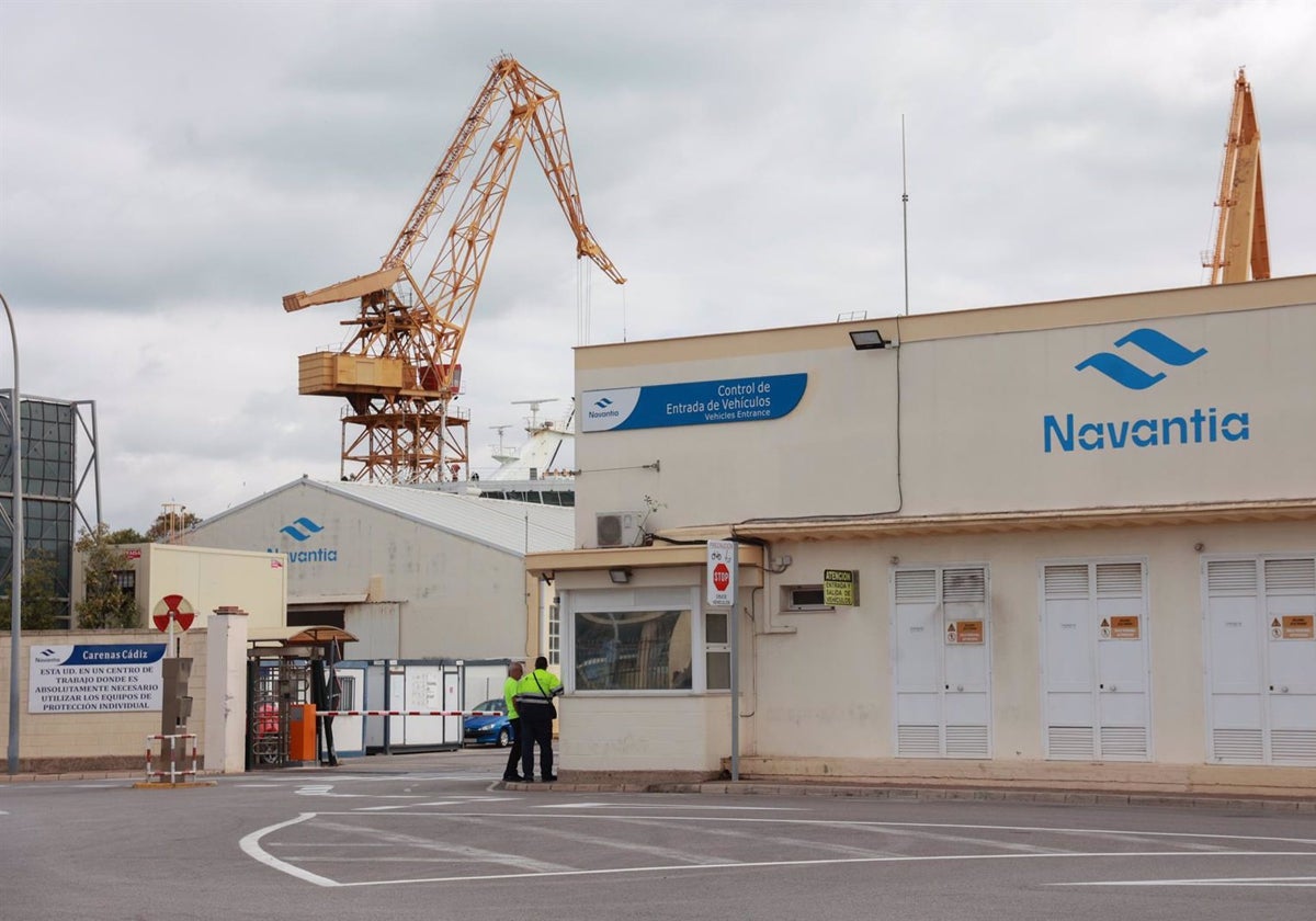 Vista exterior de la entrada de los astilleros de Navantia en Cádiz.