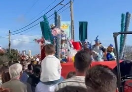 Una mujer muestra los sorprendentes regalos que cogió en unas cabalgatas de Sanlúcar: «Una locura todo»