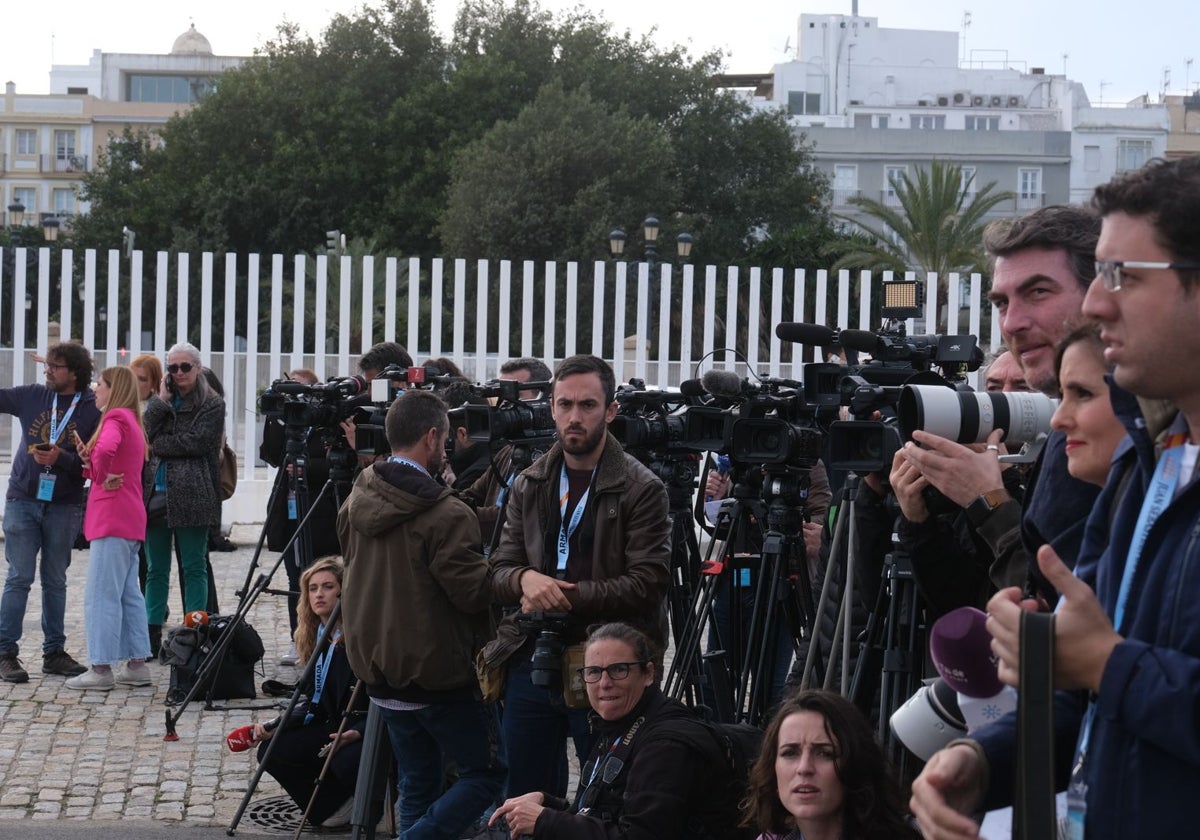 Numerosos medios de comunicación han cubierto el embarque de la Princesa Leonor en el buque Elcano.