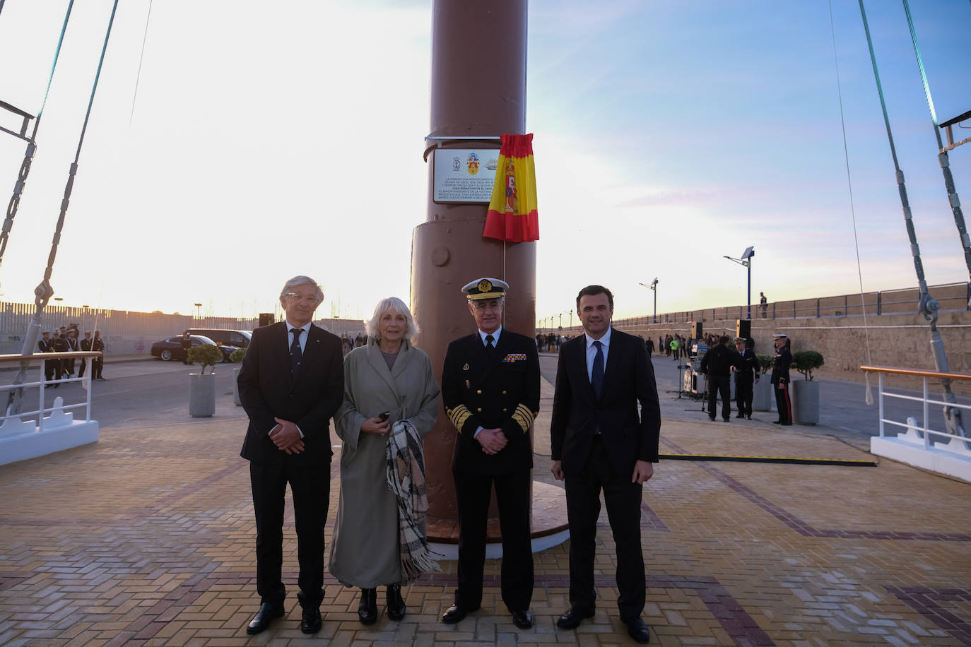 FOTOS: El antiguo palo mesana del &#039;Juan Sebastián de Elcano&#039; ya luce en la Punta San Felipe en Cádiz