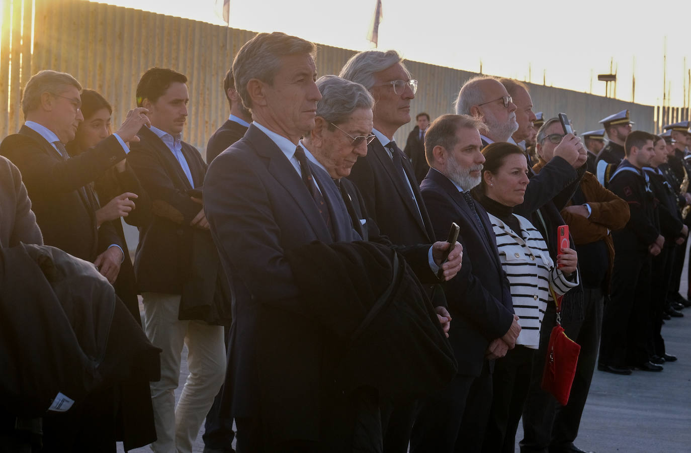 FOTOS: El antiguo palo mesana del &#039;Juan Sebastián de Elcano&#039; ya luce en la Punta San Felipe en Cádiz