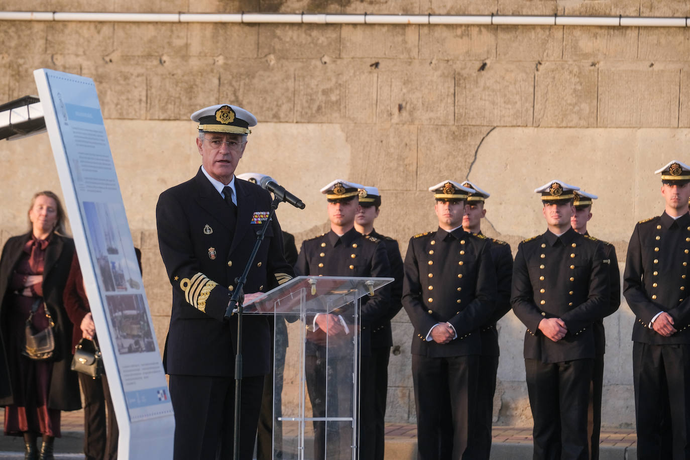 FOTOS: El antiguo palo mesana del &#039;Juan Sebastián de Elcano&#039; ya luce en la Punta San Felipe en Cádiz