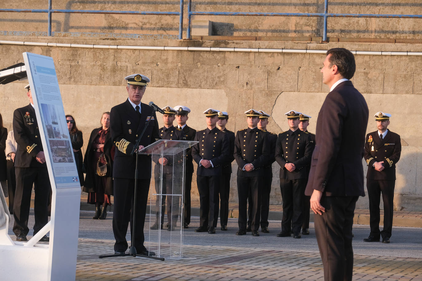 FOTOS: El antiguo palo mesana del &#039;Juan Sebastián de Elcano&#039; ya luce en la Punta San Felipe en Cádiz