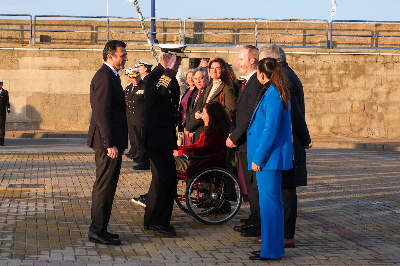 FOTOS: El antiguo palo mesana del &#039;Juan Sebastián de Elcano&#039; ya luce en la Punta San Felipe en Cádiz