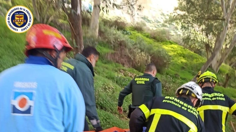 Rescatan a un trabajador de una empresa de poda que había caído por una ladera en Arcos