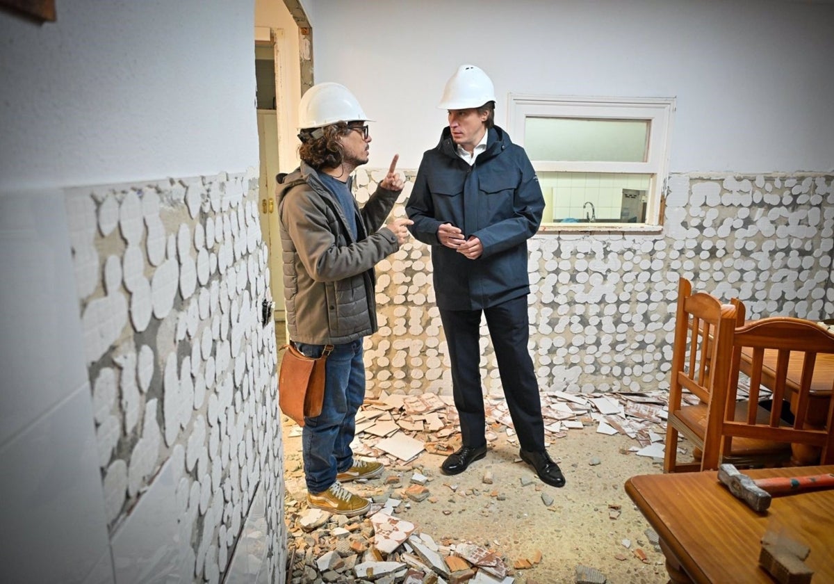 El teniente de alcalde del Área de Desarrollo Social en el Ayuntamiento de Cádiz, Pablo Otero, en una visita a las obras del Centro de Acogida Municipal (CAM)