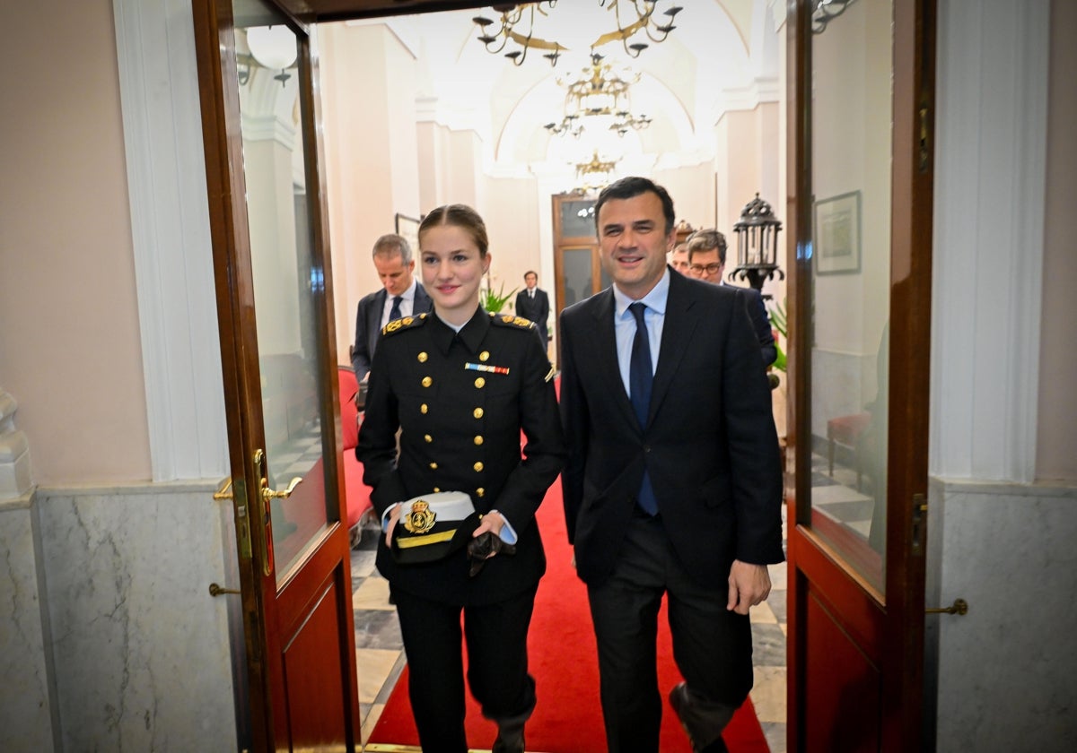 La Princesa de Asturias accede al despacho de Alcaldía junto al alcalde de la ciudad.