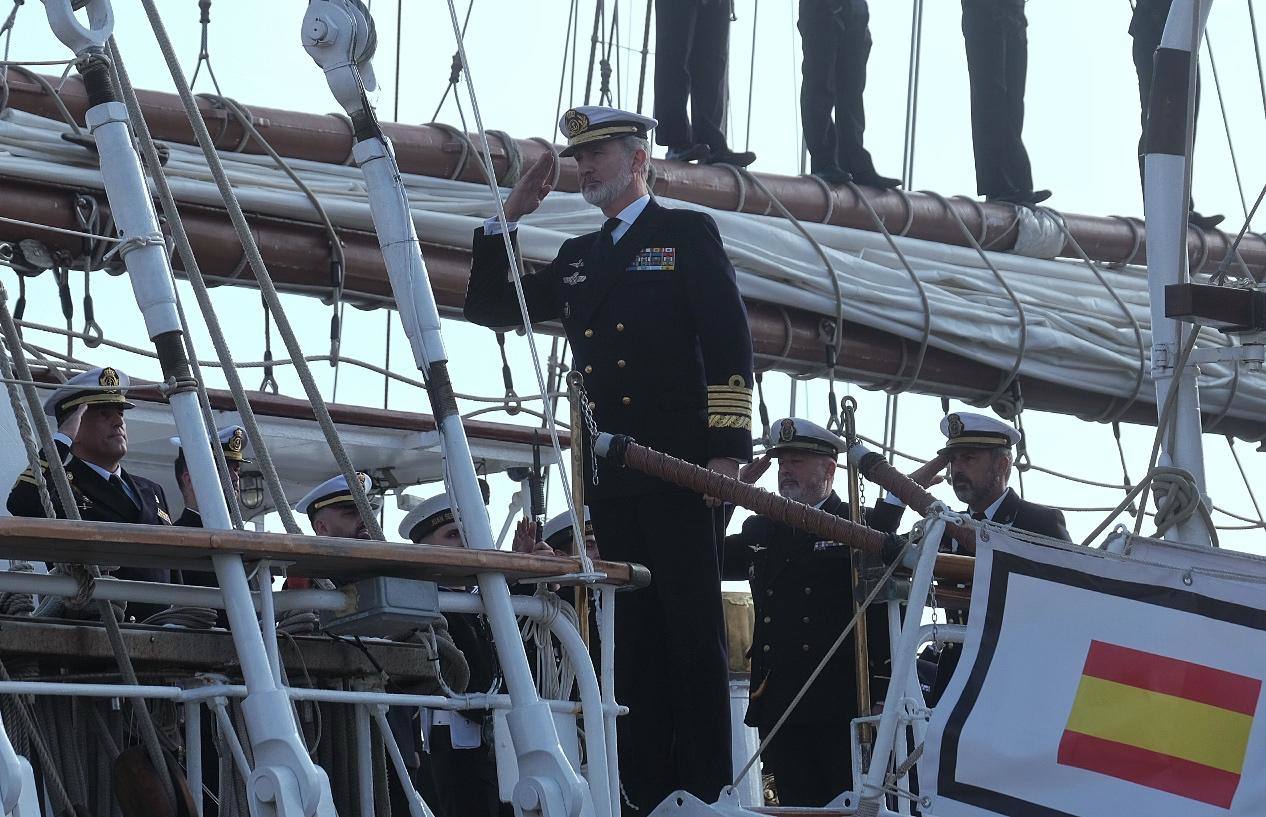 Fotos: Emoción real en una histórica salida del Juan Sebastián de Elcano desde Cádiz