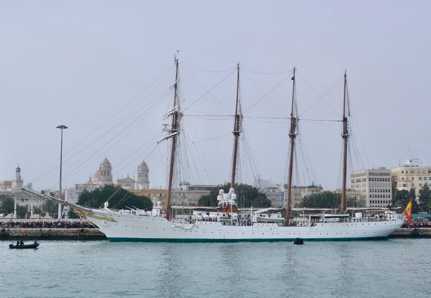 Fotos: Emoción real en una histórica salida del Juan Sebastián de Elcano desde Cádiz