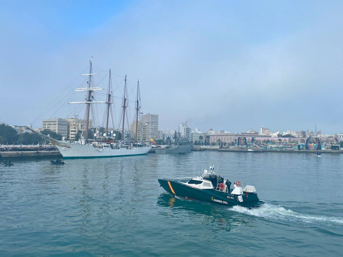 Fotos: Emoción real en una histórica salida del Juan Sebastián de Elcano desde Cádiz