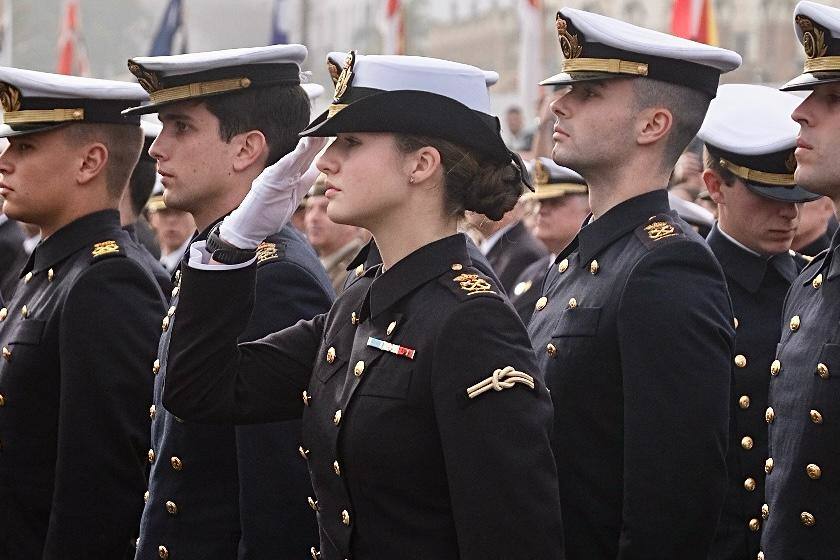 Fotos: Emoción real en una histórica salida del Juan Sebastián de Elcano desde Cádiz