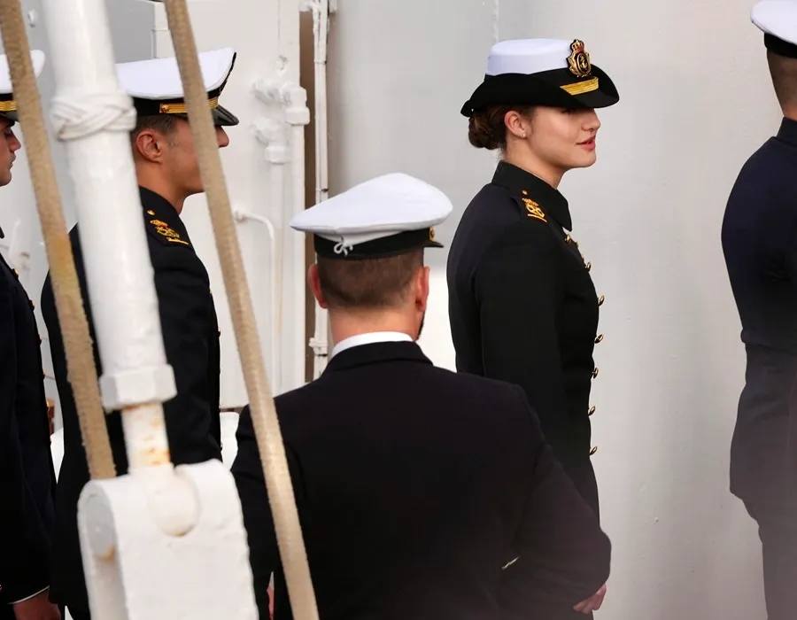 Fotos: Emoción real en una histórica salida del Juan Sebastián de Elcano desde Cádiz