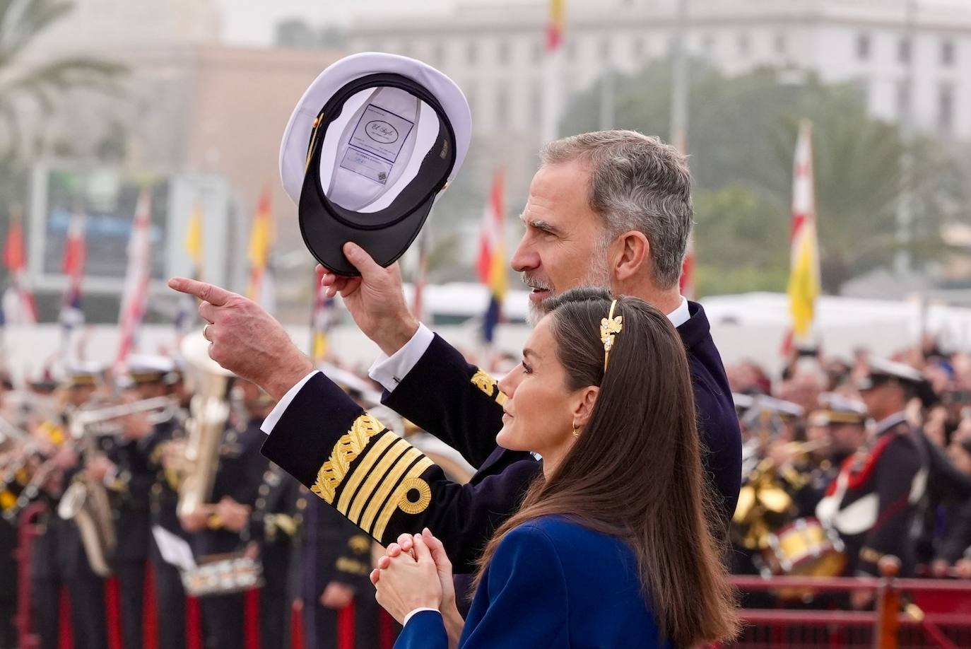 Fotos: Emoción real en una histórica salida del Juan Sebastián de Elcano desde Cádiz