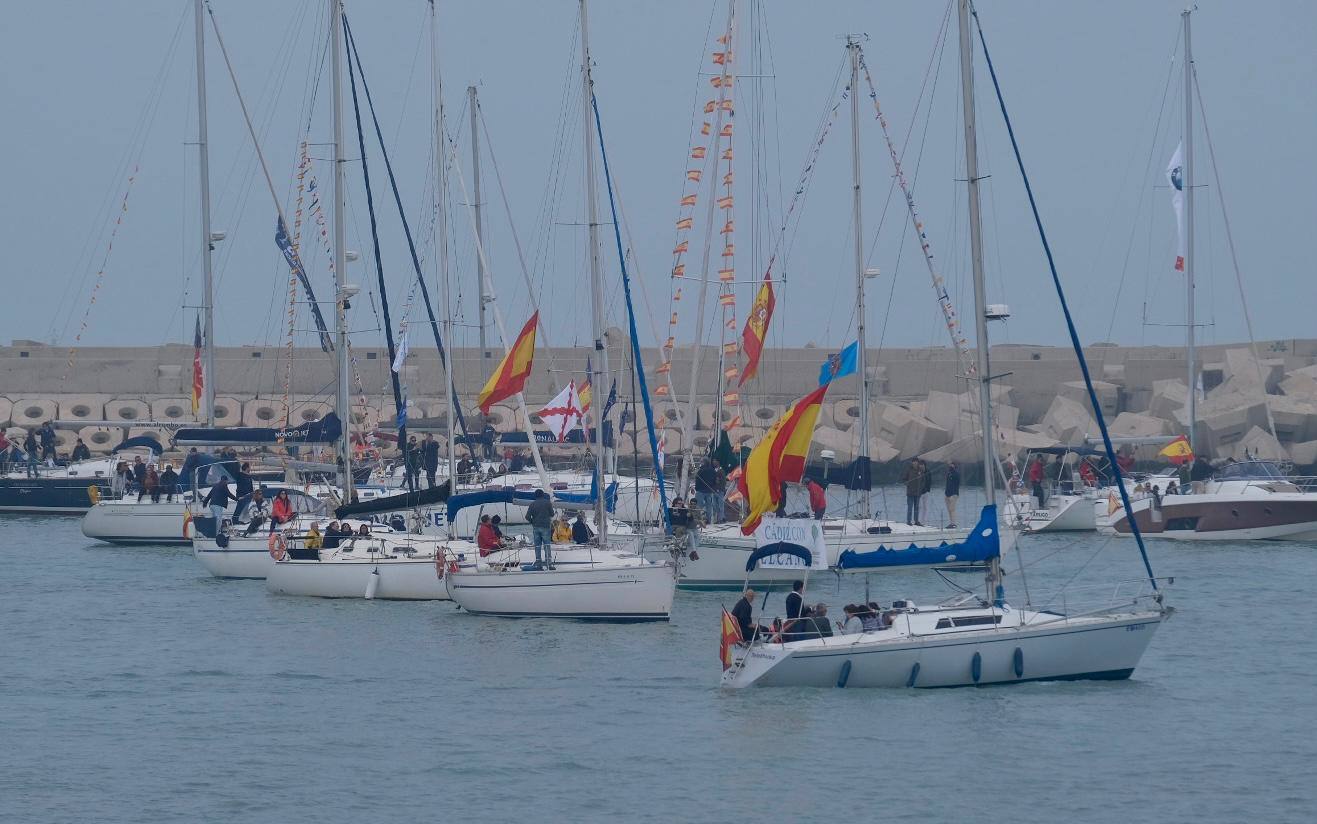 Fotos: Emoción real en una histórica salida del Juan Sebastián de Elcano desde Cádiz