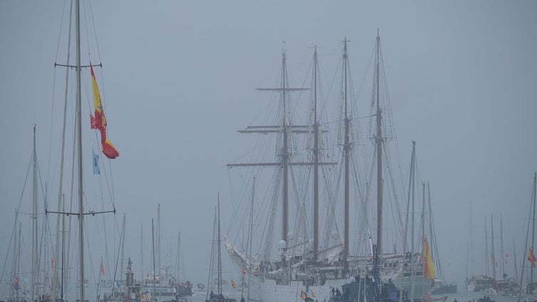 Cádiz despide con honores y una unión indisoluble al Juan Sebastián de Elcano