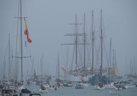 Cádiz despide con honores y una unión indisoluble al Juan Sebastián de Elcano