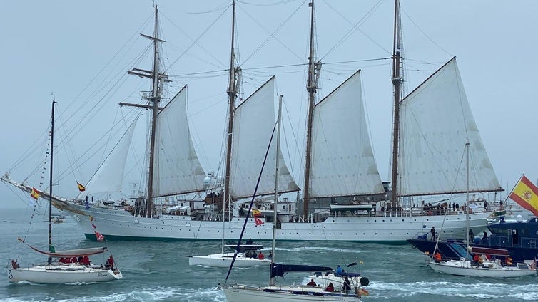 Impresionante despedida del Elcano desde el mar: Cádiz vuelve a declarar su amor por el buque escuela