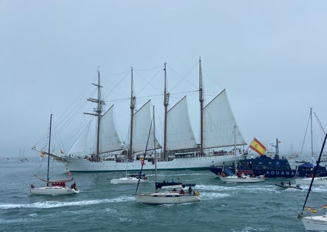 Imagen secundaria 1 - Cádiz despide con honores y una unión indisoluble al Juan Sebastián de Elcano