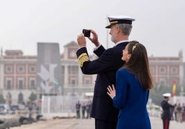 El JS Elcano zarpa de Cádiz con la Princesa Leonor a bordo y con los Reyes de España diciendo adiós emocionados