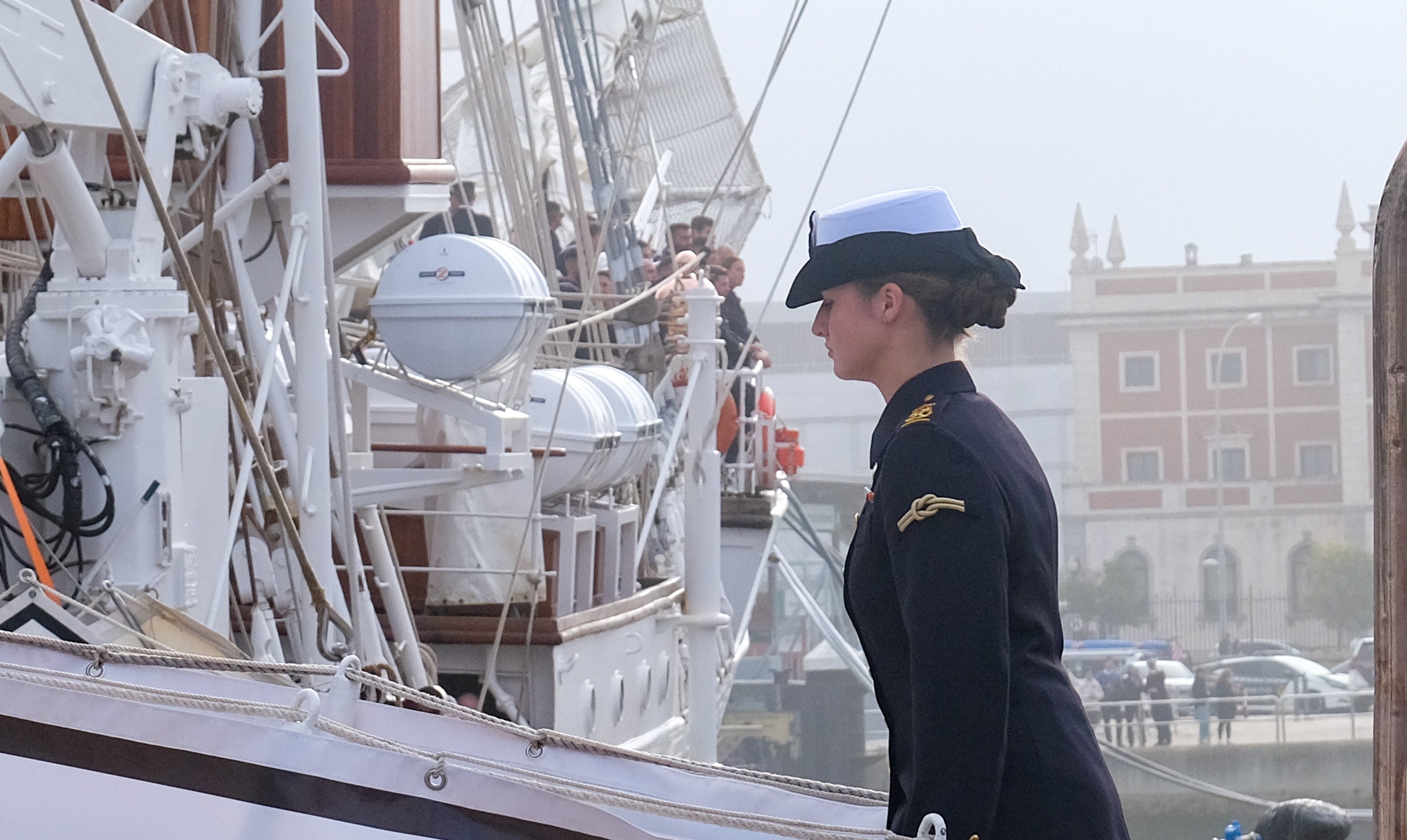 Imágenes de un día histórico en Cádiz: la Princesa Leonor ya navega en el Juan Sebastián de Elcano