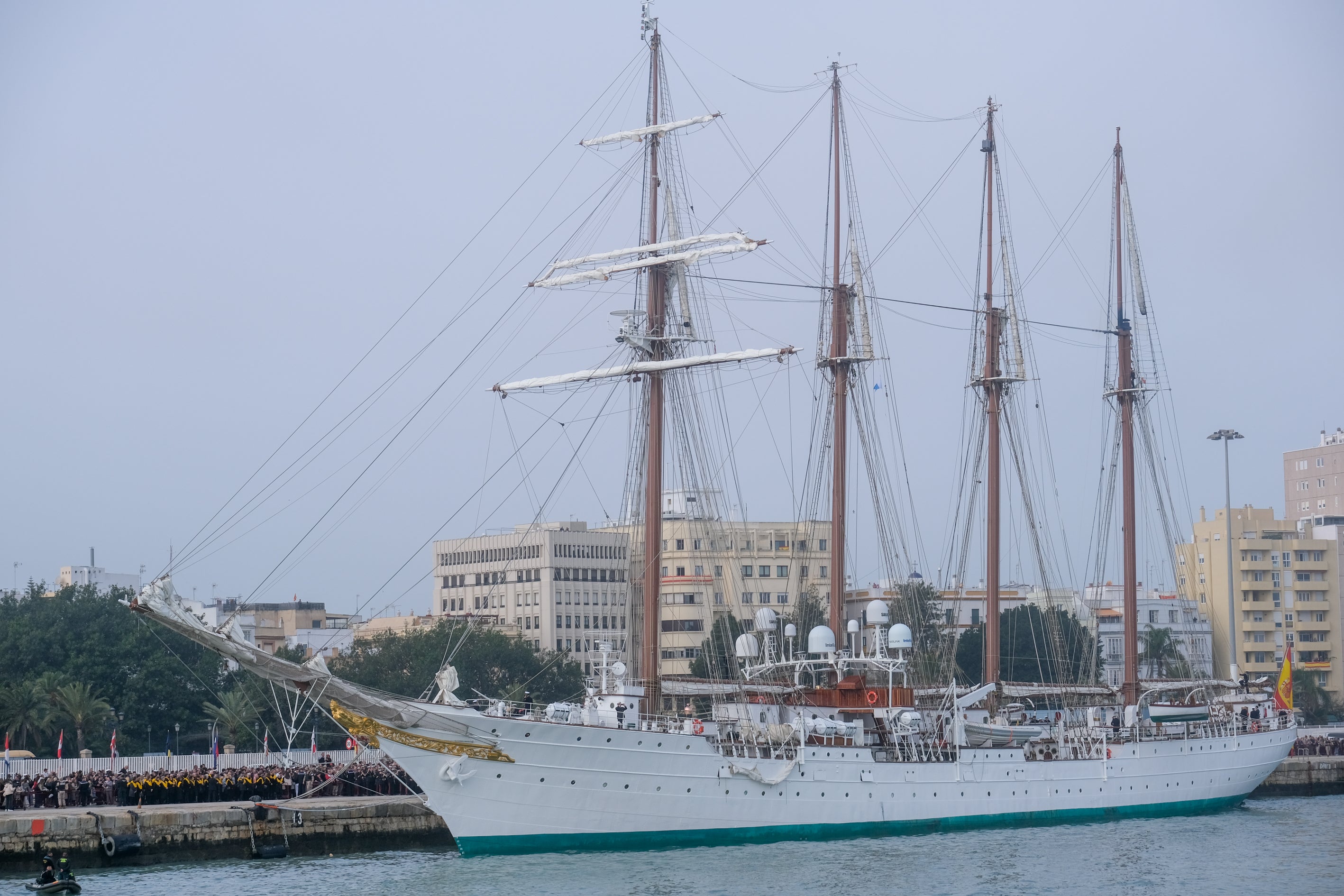 Imágenes de un día histórico en Cádiz: la Princesa Leonor ya navega en el Juan Sebastián de Elcano