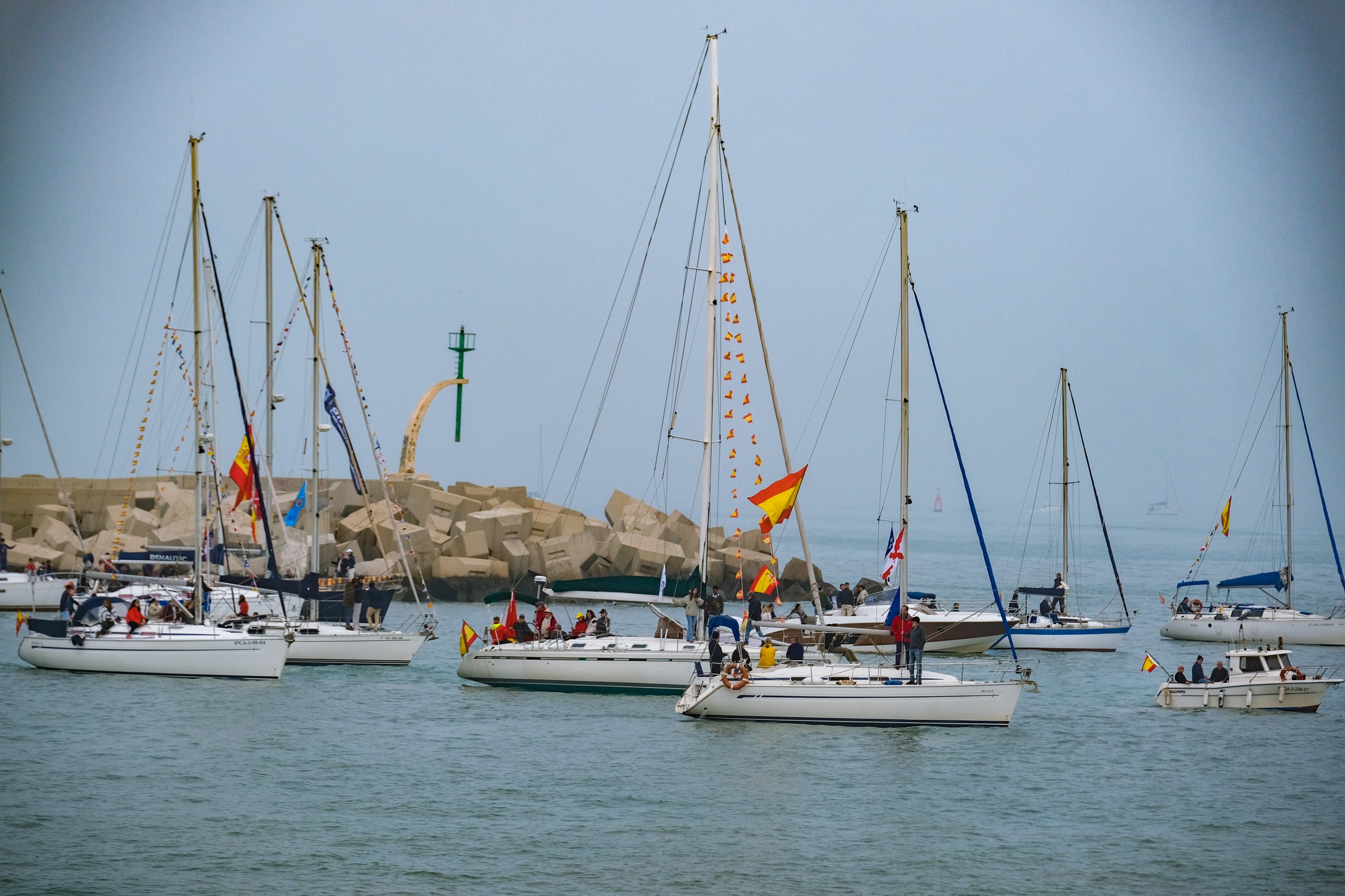 Imágenes de un día histórico en Cádiz: la Princesa Leonor ya navega en el Juan Sebastián de Elcano