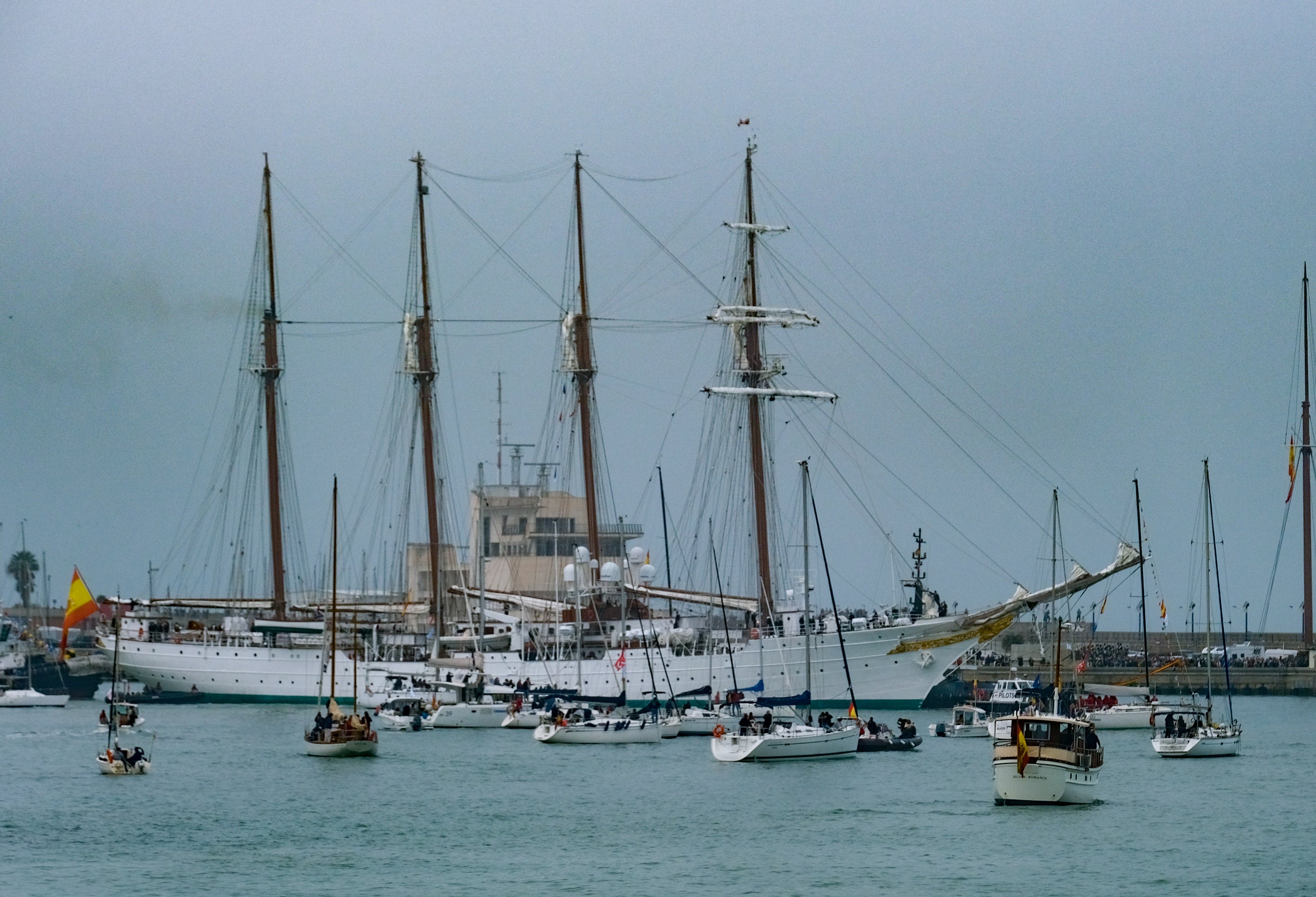 Imágenes de un día histórico en Cádiz: la Princesa Leonor ya navega en el Juan Sebastián de Elcano