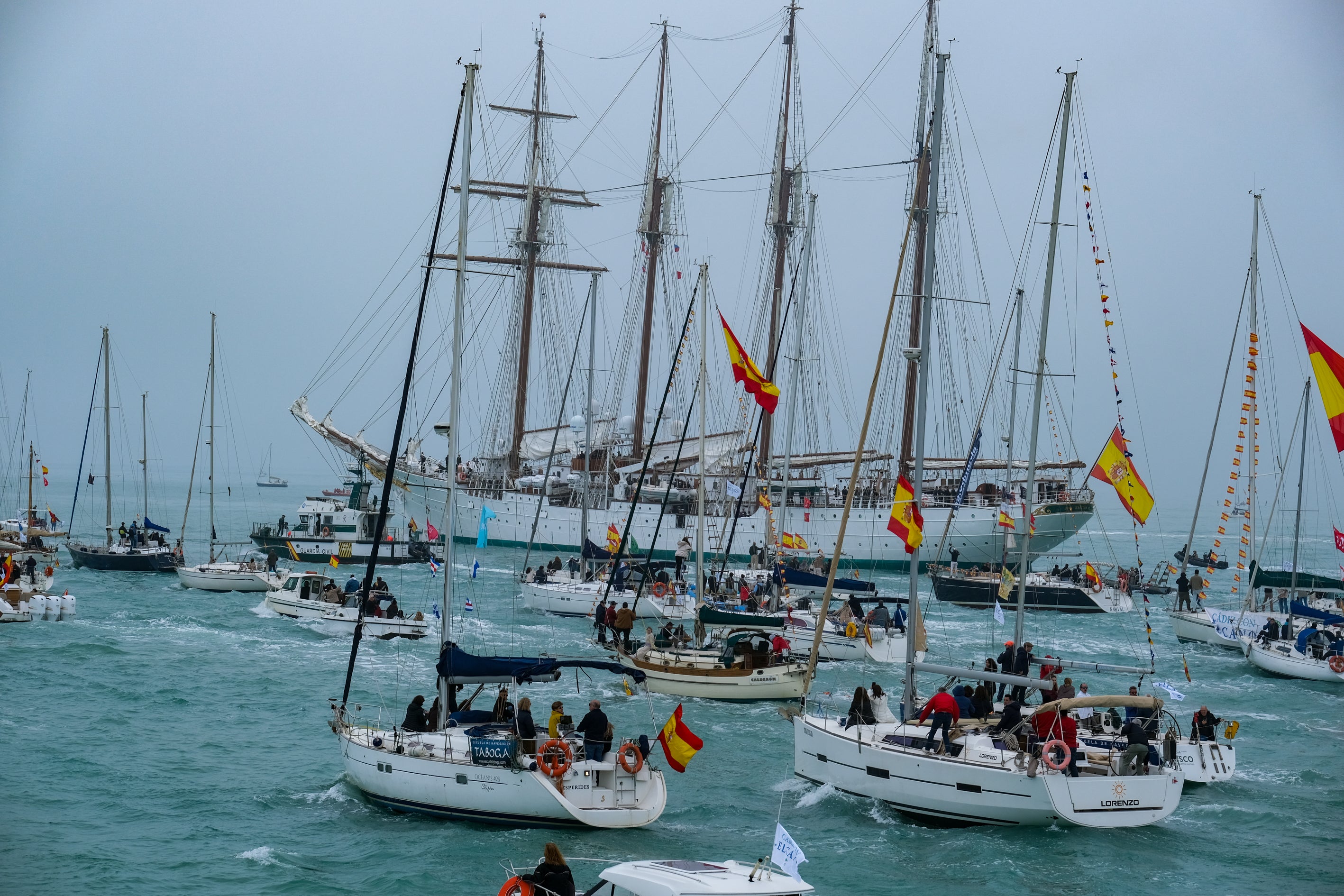 Imágenes de un día histórico en Cádiz: la Princesa Leonor ya navega en el Juan Sebastián de Elcano