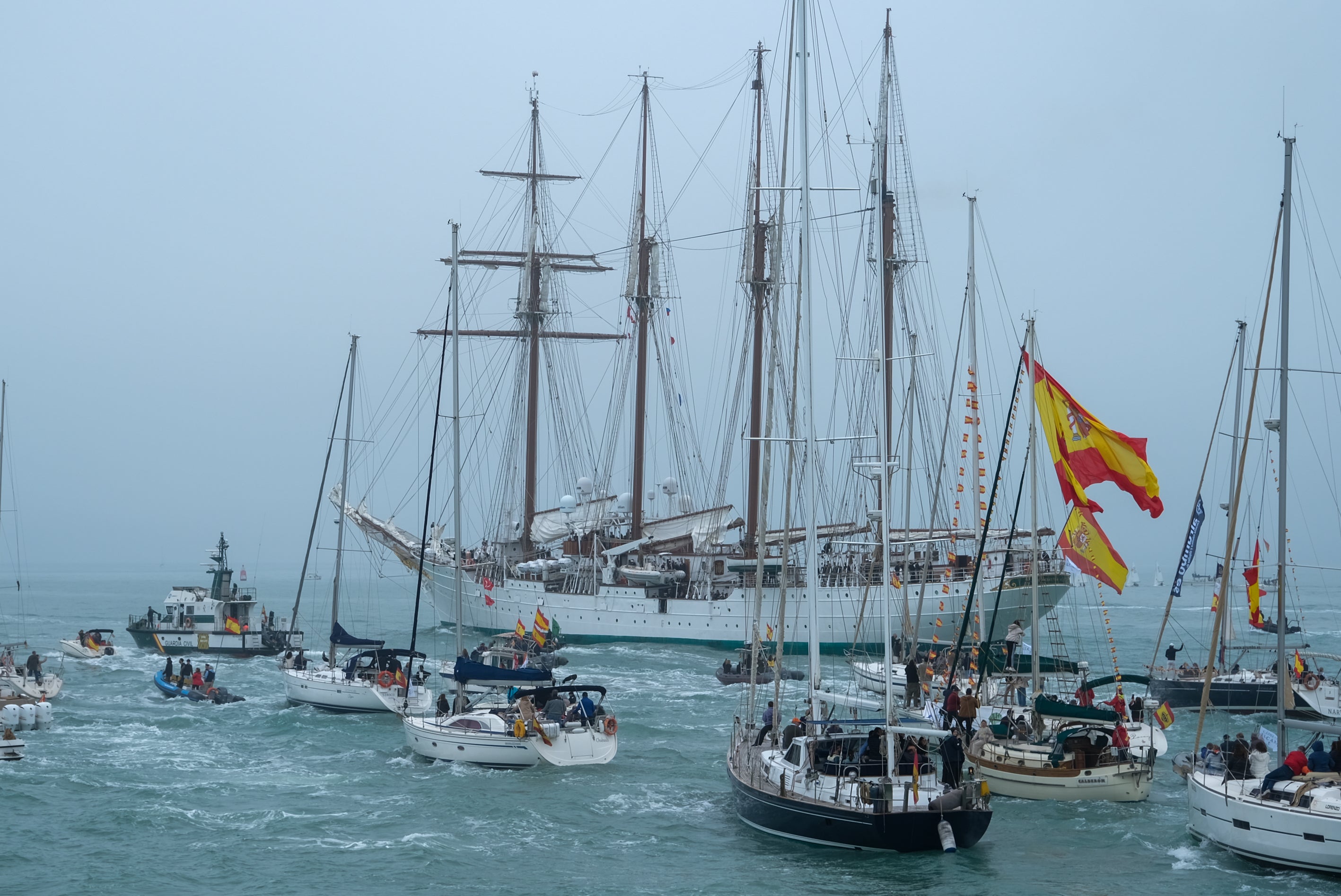 Imágenes de un día histórico en Cádiz: la Princesa Leonor ya navega en el Juan Sebastián de Elcano