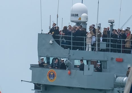 Imagen secundaria 1 - Impresionante despedida del Elcano desde el mar: Cádiz vuelve a declarar su amor por el buque escuela