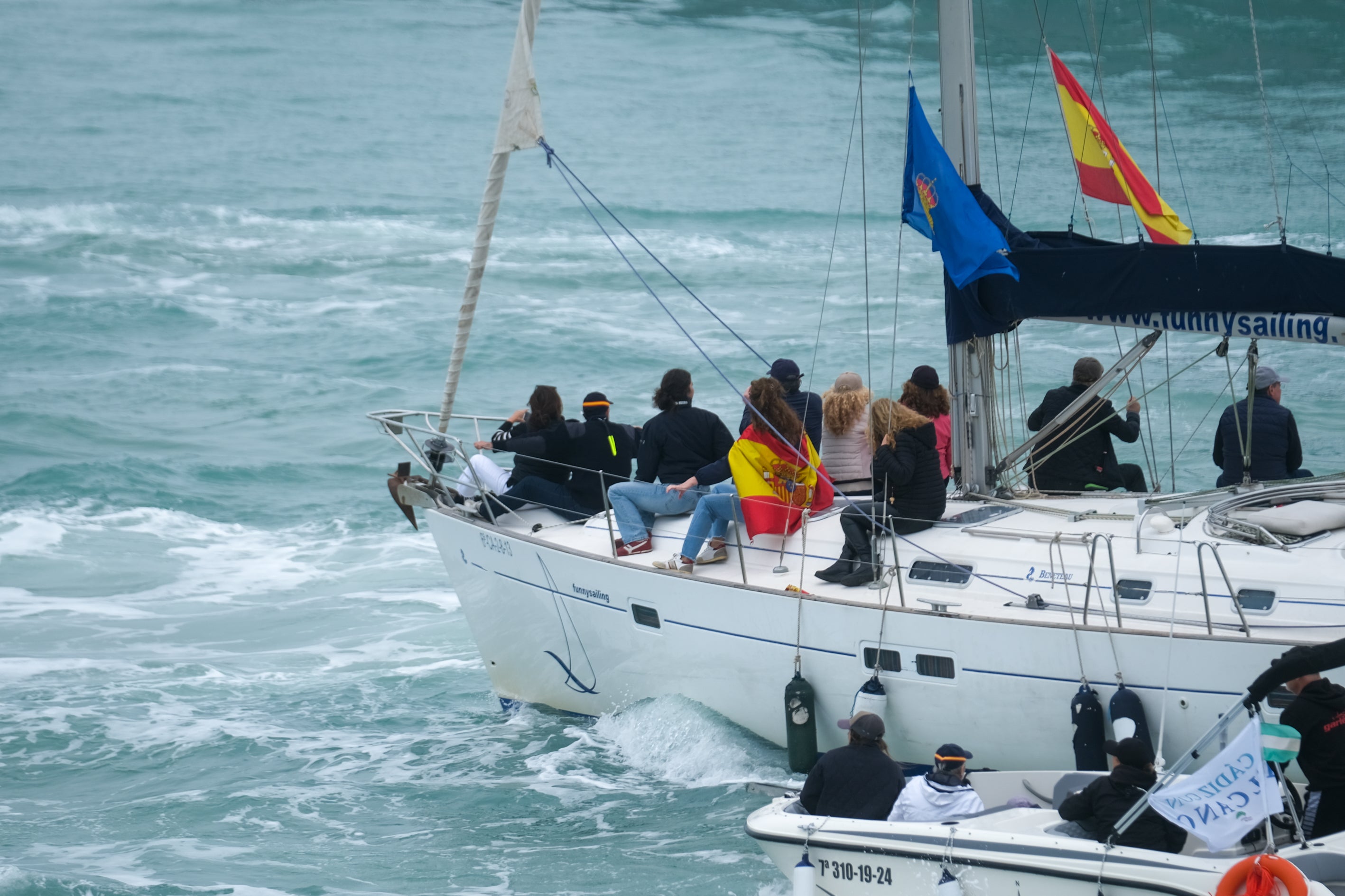 Imágenes de un día histórico en Cádiz: la Princesa Leonor ya navega en el Juan Sebastián de Elcano