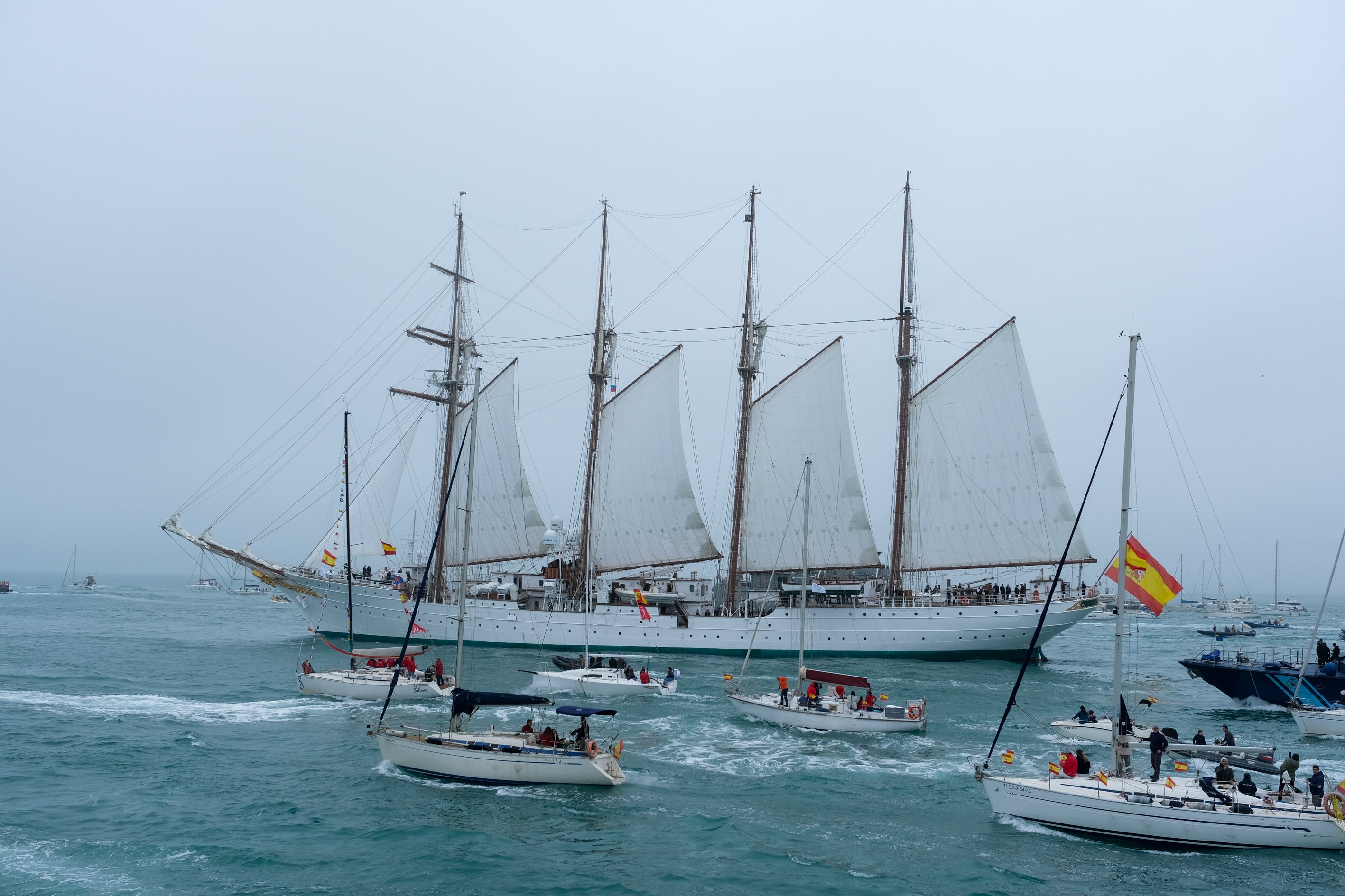 Imágenes de un día histórico en Cádiz: la Princesa Leonor ya navega en el Juan Sebastián de Elcano