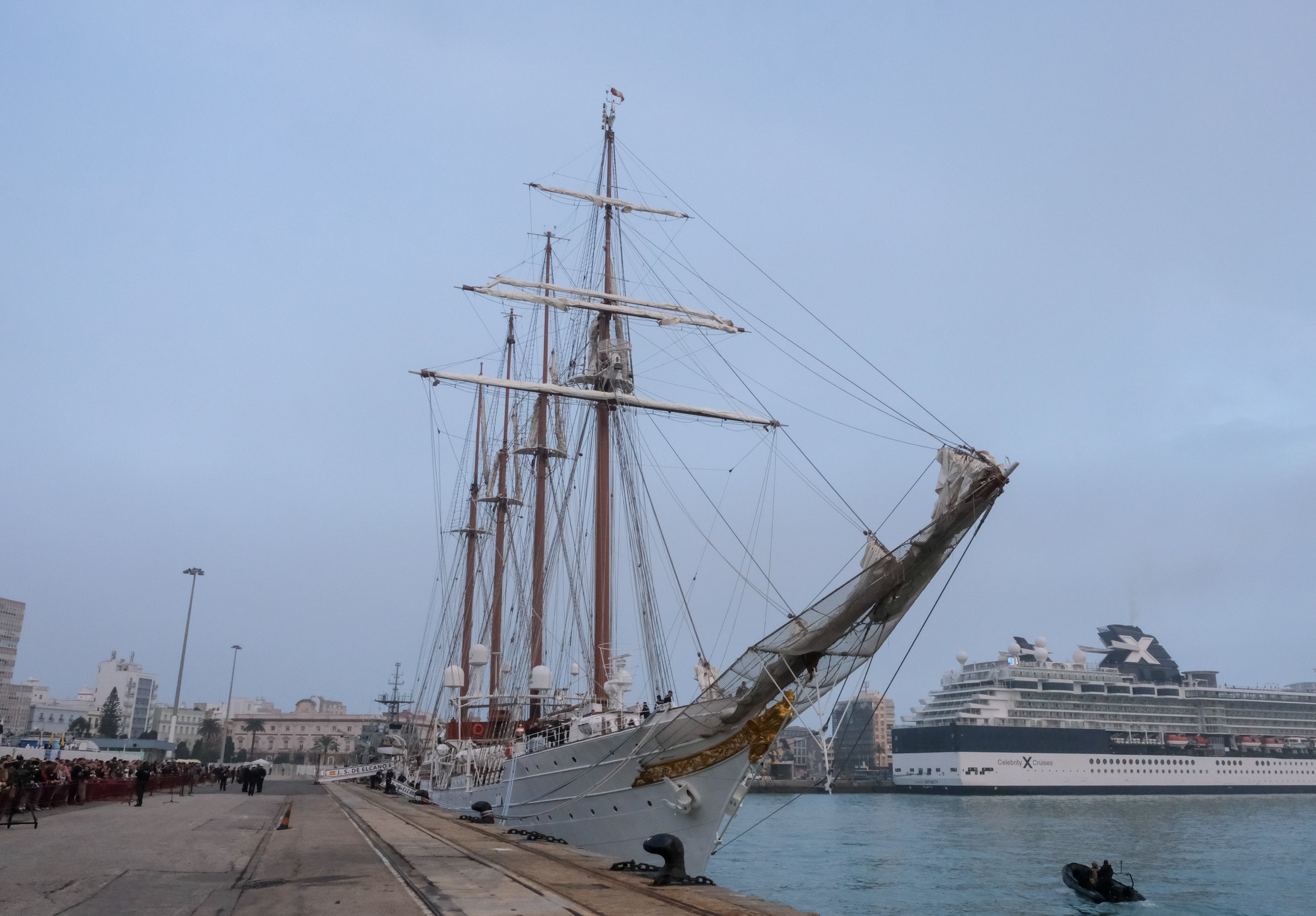 Imágenes de un día histórico en Cádiz: la Princesa Leonor ya navega en el Juan Sebastián de Elcano