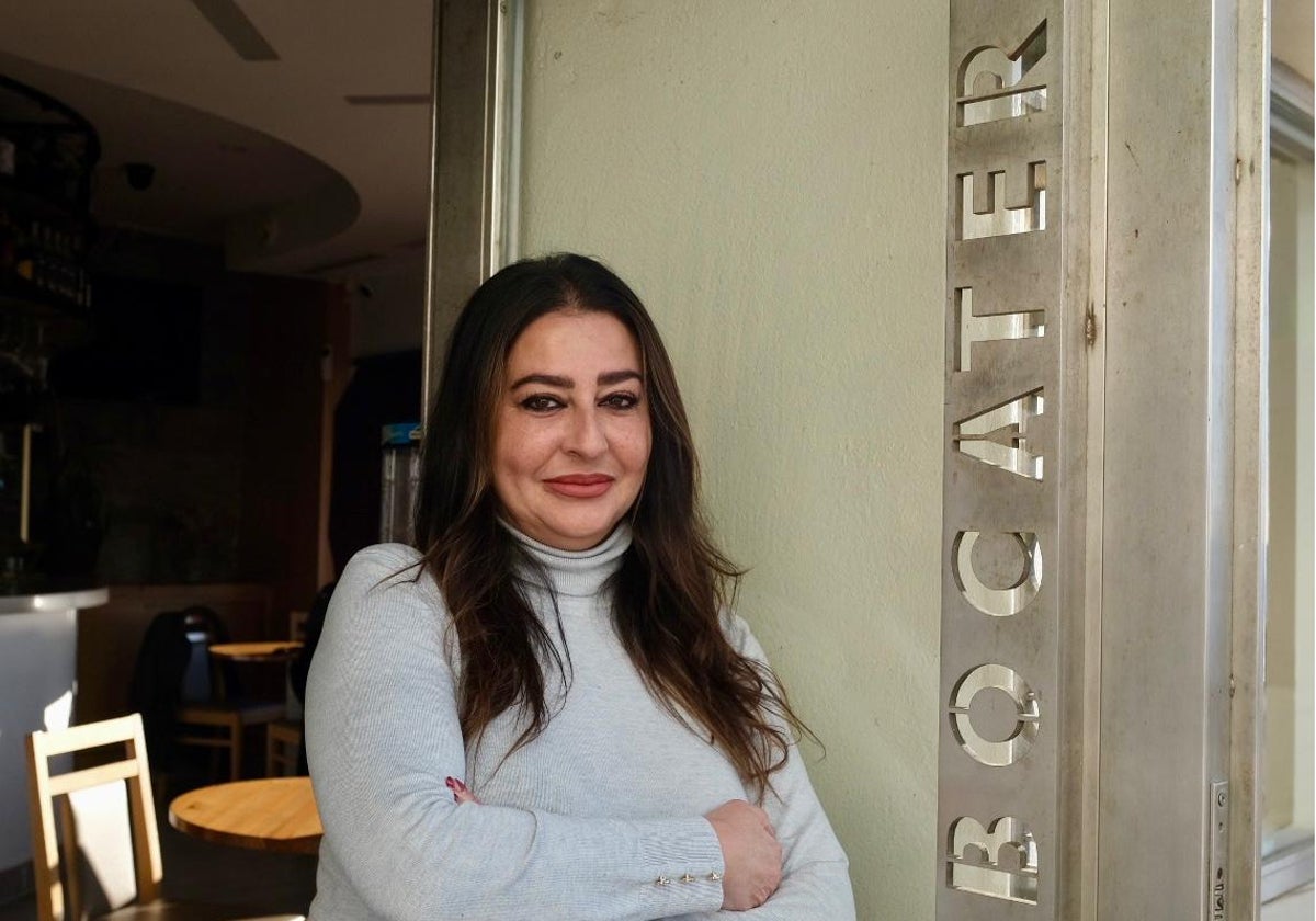 Raquel, en la puerta de La Bocatería, uno de sus cuatro negocios hosteleros.