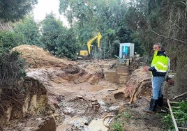 Garrafas para los vecinos afectados por el corte de agua en Jerez sur