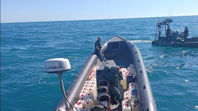 Caen al agua cuando abastecían a narcolanchas en el río Barbate y tienen que ser rescatados