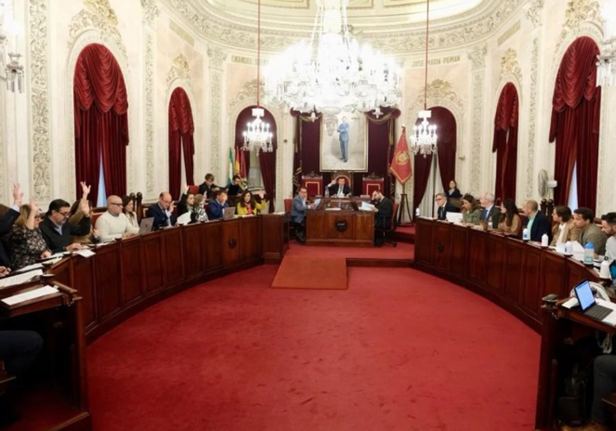 Imagen de una sesión plenaria ordinaria en el Ayuntamiento de Cádiz..