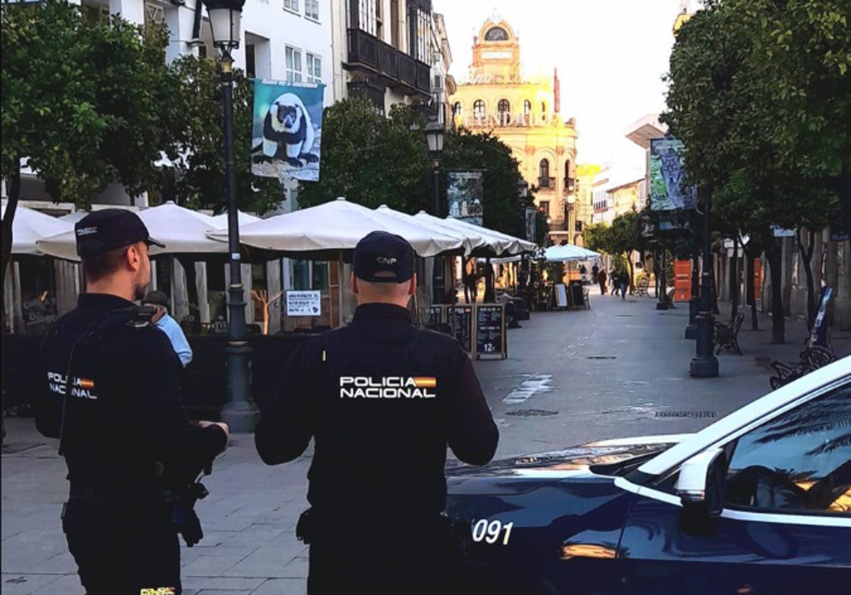 Agentes de la Policía Nacional de patrulla en Jerez