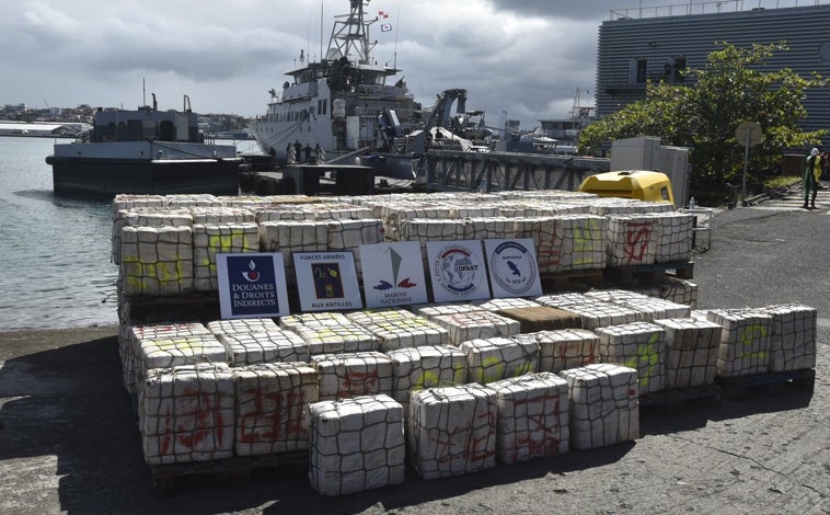 Imagen principal - Abordaje en el Atlántico de un pesquero con nueve toneladas de cocaína que iban a entrar por el Guadalquivir en narcolanchas