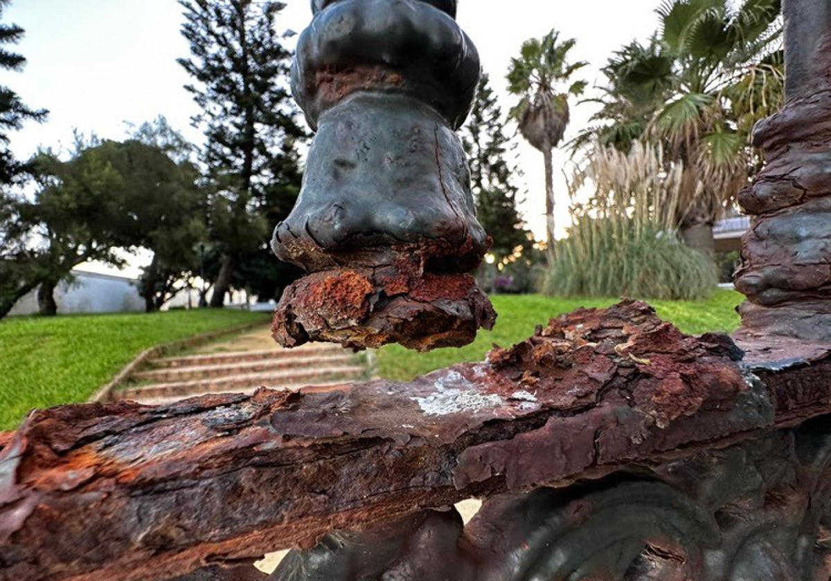 El lamentable estado que ofrece el cerramiento exterior del Parque Genovés desde hace años.